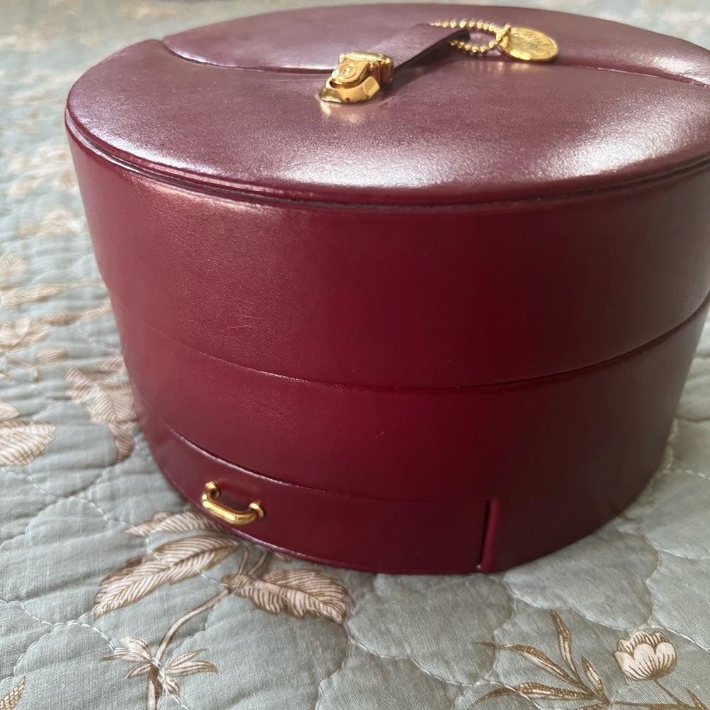 Vintage Wolf Designs leather yin yang jewelry box with travel accessory